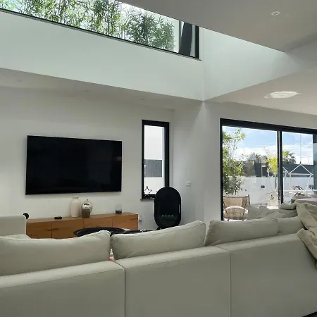 R&m With Pool And Jacuzzi Quelfes