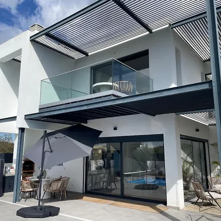 R&m With Pool And Jacuzzi Quelfes