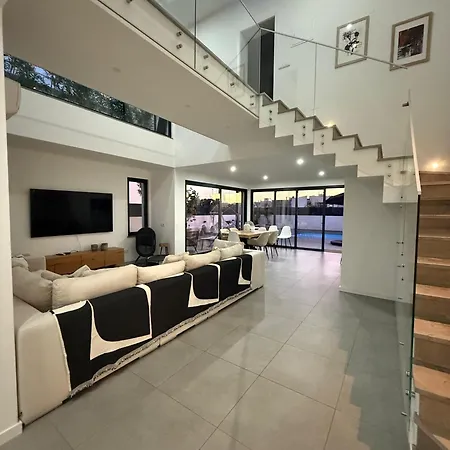 R&m With Pool And Jacuzzi ヴィラ Quelfes