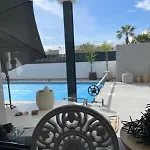 R&m With Pool And Jacuzzi Quelfes