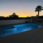 R&m With Pool And Jacuzzi Quelfes