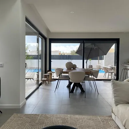 R&m With Pool And Jacuzzi Quelfes