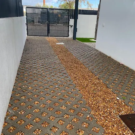 R&m With Pool And Jacuzzi Quelfes