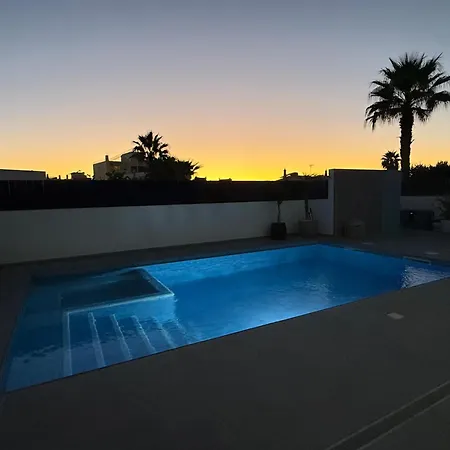 R&m With Pool And Jacuzzi Quelfes