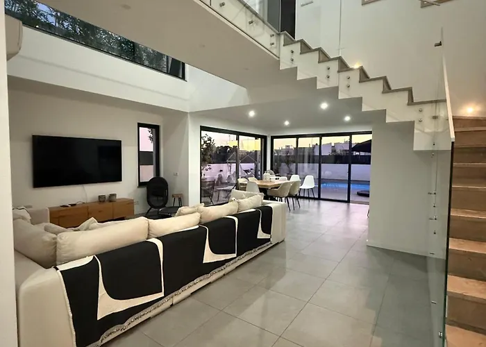 R&m With Pool And Jacuzzi Villa Quelfes