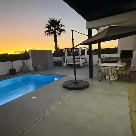 R&m With Pool And Jacuzzi